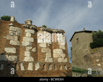 Wand mit Relikten von casal Rotondo-Denkmal auf der alten Via Appia in Rom Italien Stockfoto