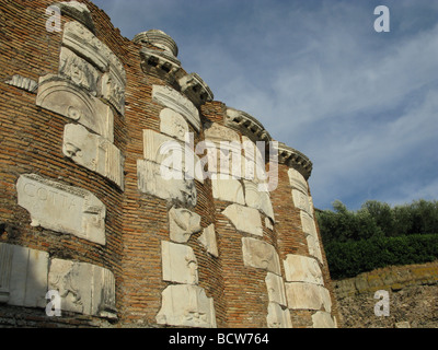 Wand mit Relikten von casal Rotondo-Denkmal auf der alten Via Appia in Rom Italien Stockfoto