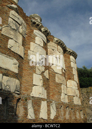 Reliquien an Wand von casal Rotondo auf der alten Via Appia in Rom Italien Stockfoto