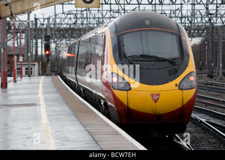 Pendolino Plattform 6, Crewe Bahnhof zu verlassen. Stockfoto