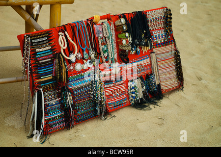 Strand-Anbieter-Produkte auf dem Display am Lamai Beach, Koh Samui, Thailand. Armbänder und Hals Schnürsenkel Handarbeit aus Leder-Muschel Stockfoto