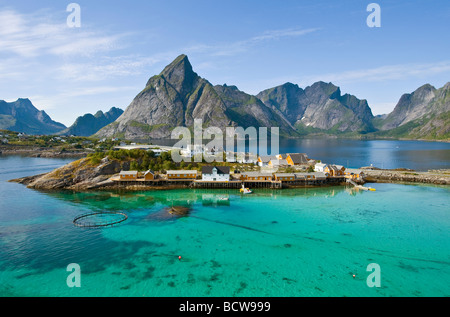 Die Insel Sakrisoy in der Nähe von Reine auf den Lofoten, Nord-Norwegen. Ein beliebtes Touristenziel. Stockfoto