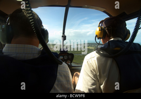 Nähert sich der Küste Dorf Port Douglas in einer Robinson 44 Hubschrauber North Queensland Australien keine Herr oder PR Stockfoto