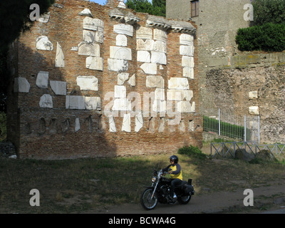 Reliquien an Wand von casal Rotondo auf der alten Via Appia in Rom Italien Stockfoto