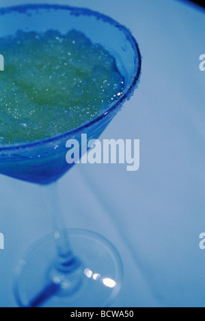Marguerita Getränk in Salz umrandeten Glas unter Blaulicht am Nachmittag Stockfoto