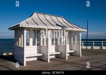 Tierheim /seating auf Cromer Pier in Cromer Norfolk East Anglia England abgedeckt Stockfoto