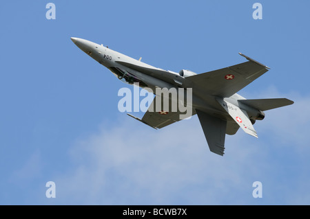 Schweizer Luftwaffe McDonnell Douglas F18 Hornet während seine Anzeige an die 2009 Royal International Air Tattoo RAF Fairford invertiert Stockfoto