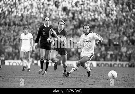 Aston Villa gegen Manchester United im Villa Park Villa s Steve McMahon und Uniteds Ray Wilkins 03.03.84 Stockfoto