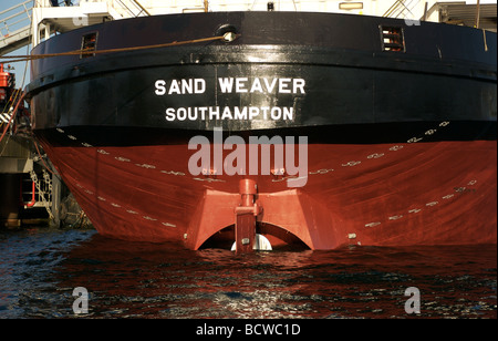 Plimsoll Zeilennummern am Heck von Sand Weaver Cargo Schiff, Falmouth Docks, Cornwall, UK Stockfoto