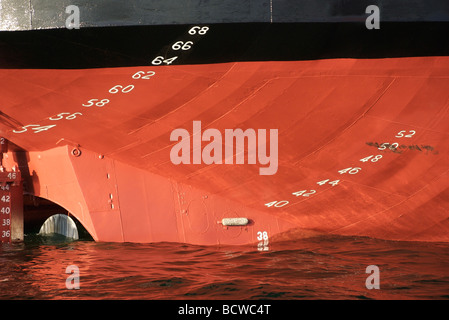 Plimsoll Zeilennummern am Heck von Sand Weaver Cargo Schiff, Falmouth Docks, Cornwall, UK Stockfoto