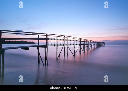 Holzsteg am See Winnipeg im Morgengrauen.  Matlock, Manitoba, Kanada. Stockfoto