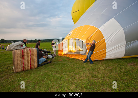 Vorbereitung eines Heißluft-Ballons für den Start, Hessen, Deutschland, Europa Stockfoto