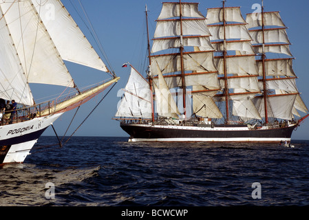 Der Bogen der Pogoria Barkentine Schiff aus Polen mit russischen Sedov Schiff, Funchal 500 Tall Schiffe Race 2008, Falmouth, Cornwall Stockfoto