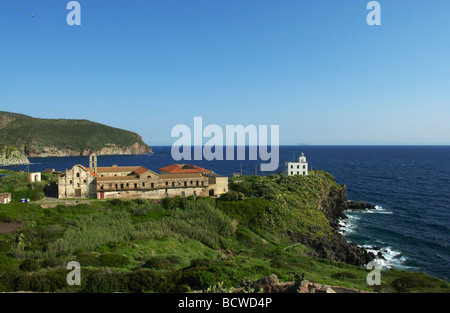 Capraia Küstenlinie, mit Leuchtturm in der Nähe von Hafen, Toskanischer Archipel, Toskana, Italien Stockfoto