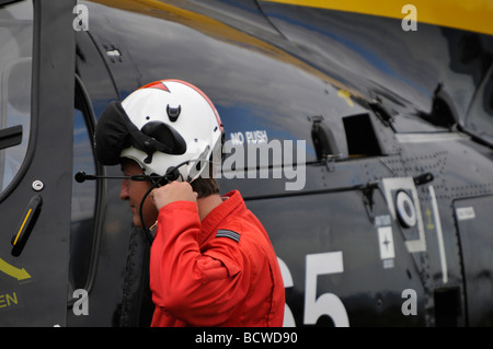 Hubschrauber-pilot Helm anziehen und ausziehen Cromer Karneval North Norfolk England wird vorbereitet Stockfoto