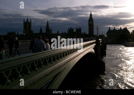 Fußgänger überqueren die Themse auf Westminster Bridge, Big Ben, Houses of Parliament und Portcullis House Stockfoto