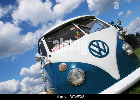 Klassiker split Screen-VW-Bus gegen blauen Himmel Stockfoto