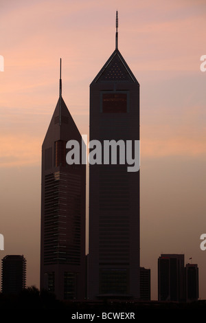 Die Emirates Towers-Komplex, gelegen an der Sheikh Zayed Road in Dubai, Vereinigte Arabische Emirate Stockfoto