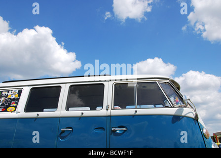 Klassische VW-Bus gegen blauen Himmel Stockfoto