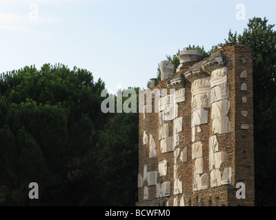 Reliquien an Wand von casal Rotondo auf der alten Via Appia in Rom Italien Stockfoto