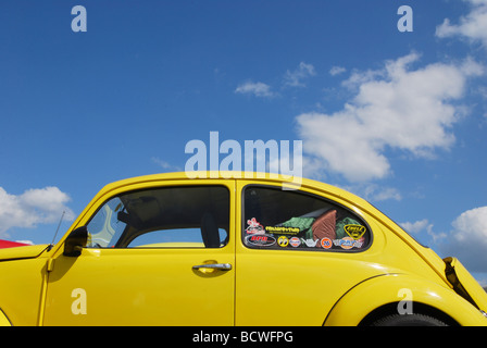 Klassischen gelben VW-Käfer gegen blauen Himmel Stockfoto