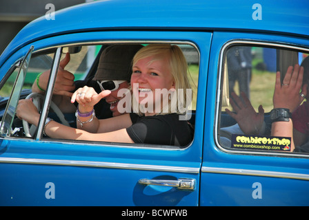 Klassische VW-Käfer mit junge Frau hinter dem Lenkrad Stockfoto