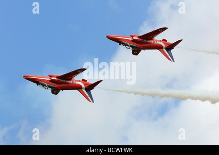 2 BAe Hawk Trainer aus dem britischen lesen Pfeile Aerobatic anzeigen Team fliegen während ihrer Anzeige bei der RIAT 2009 invertiert Stockfoto