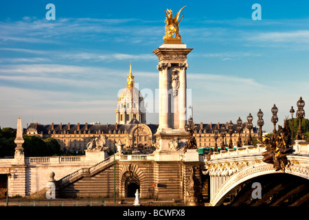 Pont Alexandre III über den Fluss Seine mit Hotel Les Invalides im Hintergrund, Paris Frankreich Stockfoto