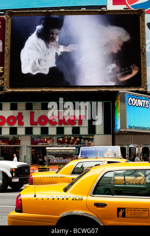 Times Square in New York City mit McDonalds-Schild und gelbe Taxis aufgereiht vor. Stockfoto