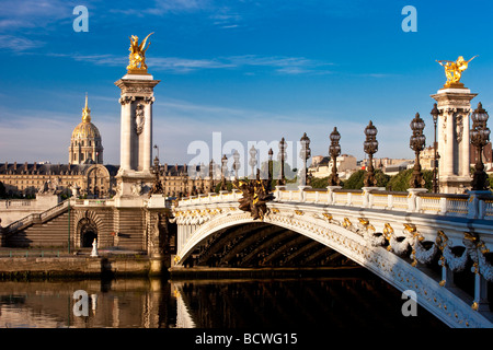 Pont Alexandre III über die seine mit Hotel des Invalides im Hintergrund, Paris Frankreich Stockfoto