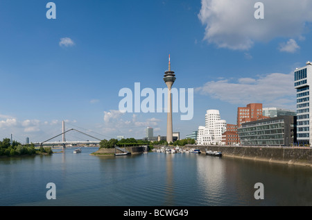 Panoramablick, Duesseldorf Medienhafen Medienhafen, Neuer Zollhof mit "Dancing Bürogebäude" von F.O Gehry, Rheinturm towe Stockfoto