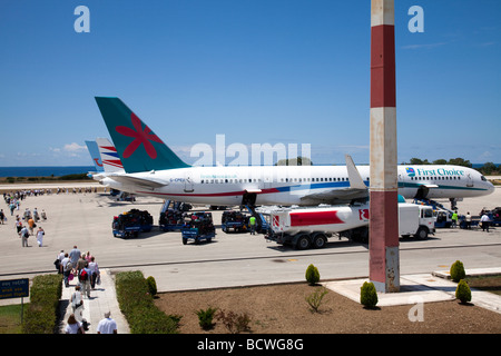 drei Ebenen saß auf der Startbahn warten darauf, gespeist werden und Passagiere an Bord in Kefalonia, griechische Insel in der Sonne Stockfoto