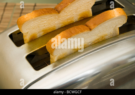 Zwei Scheiben Toast In einen elektrischen Toaster Stockfoto