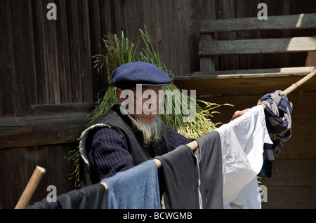 Dong-Greis hängen waschen Maan nahe Sanjiang Guangxi in China Stockfoto