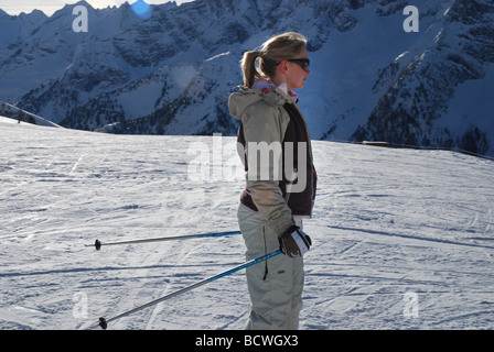 junge Frau im Ski-Ausrüstung am Berghang Zillertal Tirol Stockfoto