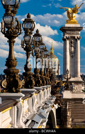 Pont Alexandre III über die seine mit Hotel des Invalides im Hintergrund, Paris Frankreich Stockfoto