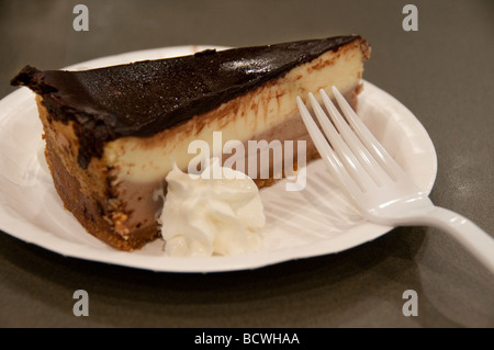 Schokoladen-Käsekuchen auf Pappteller. Stockfoto