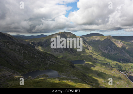 Der Berg von Y Garn, über Cwm Idwal von Tryfan angesehen. Snowdonia-Nationalpark, Wales. Stockfoto