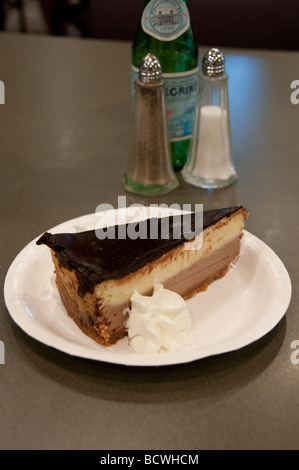 Schokoladen-Käsekuchen auf Pappteller. Stockfoto