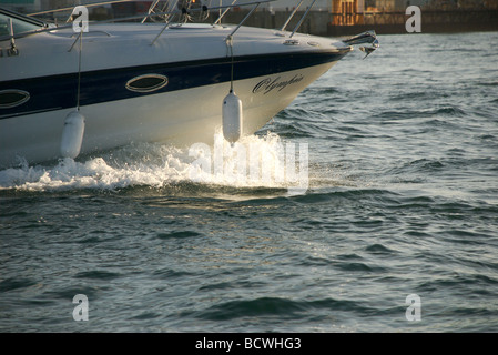 Beugen Sie Welle von Olympia Motorboot im Sonnenlicht, Falmouth, Cornwall, UK Stockfoto