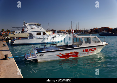 Private Yachten vor den Häusern in der Marina, HEPCA, Boot, Hurghada Umweltschutz und Naturschutz, Hurghada, Motorradfahrt Stockfoto