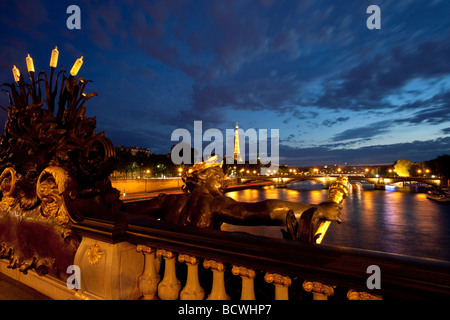 Eiffelturm, Fluss Seine in der Abenddämmerung von Pont Alexandre III Paris Frankreich Stockfoto