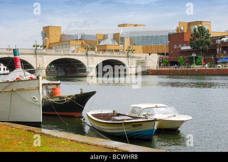 Themse in Kingston mit John Lewis speichern im Hintergrund Stockfoto