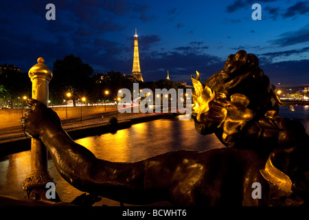 Eiffelturm, Fluss Seine in der Abenddämmerung von Pont Alexandre III Paris Frankreich Stockfoto