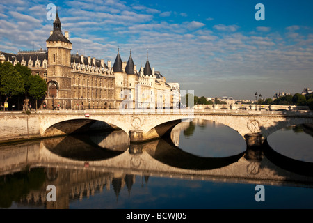 Ufer, Conciergerie und Pont au Change, Paris Frankreich Stockfoto