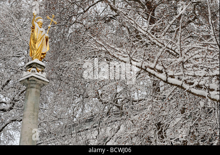 Statue des Heiligen Paulus, St. Pauls Cathedral Kirchhof, London, im Schnee. Stockfoto