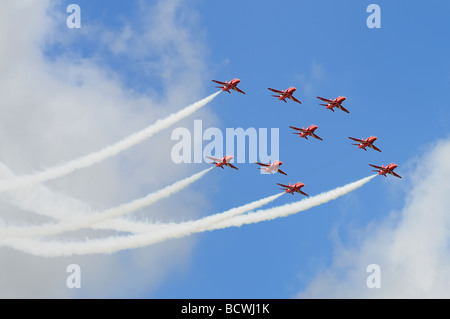 Die Royal Air Force rote Pfeile Anzeige Kunstflugstaffel in gefiederten Pfeil Formation in 2009 Royal International Air Tattoo Stockfoto