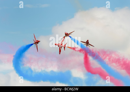 Die Red Arrows durchführen die Gypo Pause während ihrer Kunstflug Display an der Royal International Air Tattoo RAF Fairford, England Stockfoto