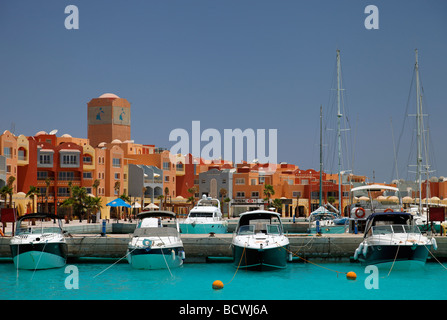 Private Yachten vor den Häusern am Marina, Hurghada, Ägypten, Rotes Meer, Afrika Stockfoto