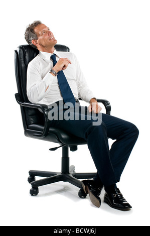Traumhafte nachdenklich Geschäftsmann sitzen auf seinem Stuhl isoliert auf weißem Hintergrund Stockfoto